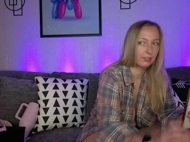 lucyallen4201 on BongaCams