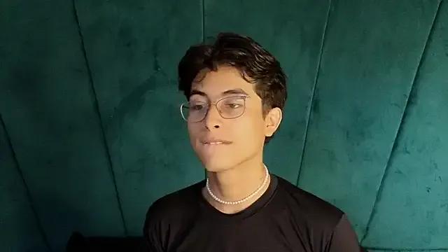 Aaron_Eze on StripChat 