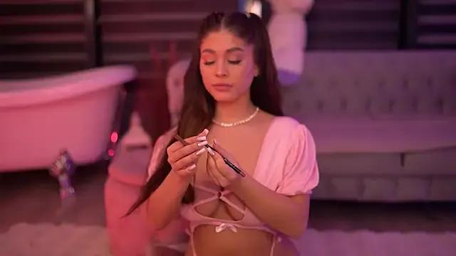 BellaNoirre on StripChat 