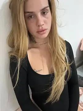 EmiliaCatalina — surprise clip 