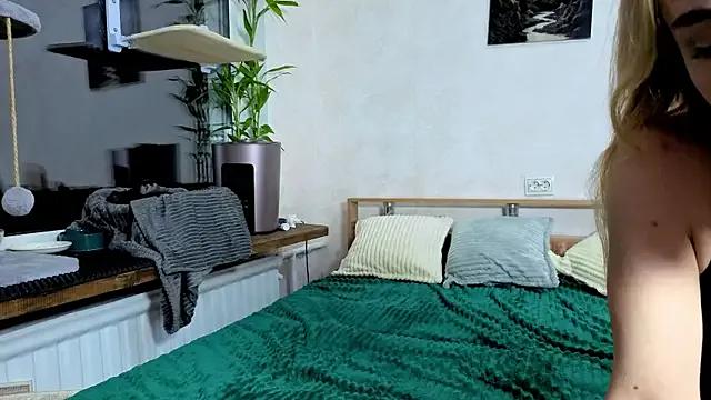 Emily0303 on StripChat