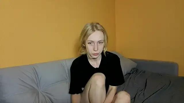 Emily0303 on StripChat