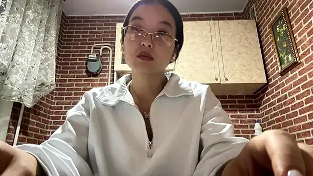 EmmaLeexth on StripChat 