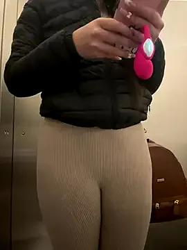 Isabella21_ on StripChat