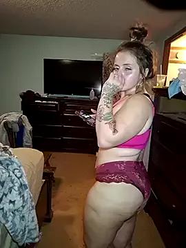 JuicyExxxperience on StripChat