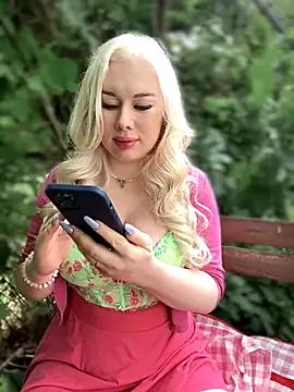 LaraHollywood on StripChat 