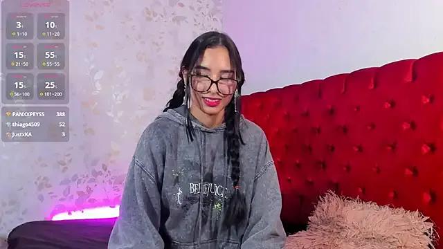 Luciaoregon on StripChat